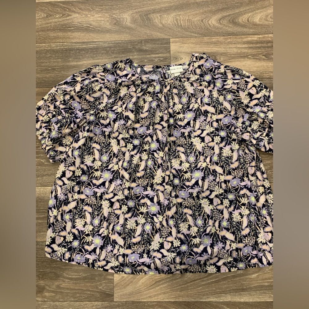 Ava Viv ladies top.  Size: 1X.
